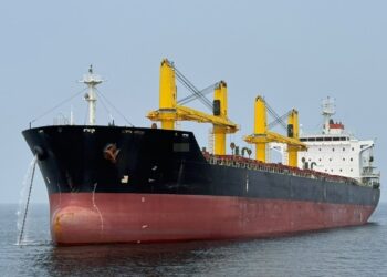 KAPAL kargo asing yang melakukan kesalahan di bawah undang-undang perkapalan ditahan Maritim Malaysia pada kedudukan 23.4 batu nautika barat daya Tanjung Lumba-lumba dekat Lumut, Selasa lalu.