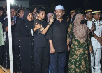 AHLI-ahli keluarga tidak dapat menahan sebak ketika pengebumian Allahyarham Mohd. Roshaimi Mohd. Ridzuan di Tanah Perkuburan Islam Masjid Tengku Sarafudin Badlishah, Padang Terap, Kuala Nerang, Kedah, kelmarin. – UTUSAN/ SHAHIR NOORDIN