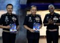 MOHD. Khalid Ismail (tengah) bergambar bersama buku Panduan Jururunding PDRM pada Majlis Pelancarannya di Mes Pegawai Kanan Bukit Aman semalam.-BERNAMA.