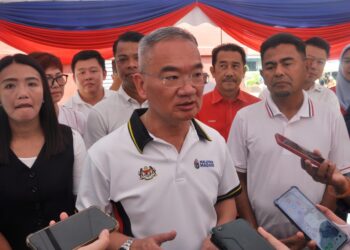 KHOO Poay Tiong ditemui di hadapan Bangunan Stadthuys, Banda Hilir, Melaka hari ini. - UTUSAN/AMRAN MULUP