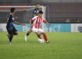PEMAIN KL City, Syafiq Ahmad cuba melepasi kawalan pertahanan DPMM FC pada aksi suku akhir kedua Piala FA di Stadium Bolasepak Kuala Lumpur, Cheras malam ini.-IHSAN KL CITY