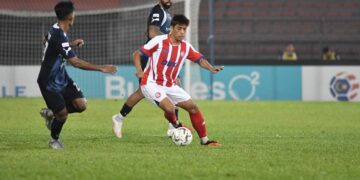 PEMAIN KL City, Syafiq Ahmad cuba melepasi kawalan pertahanan DPMM FC pada aksi suku akhir kedua Piala FA di Stadium Bolasepak Kuala Lumpur, Cheras malam ini.-IHSAN KL CITY