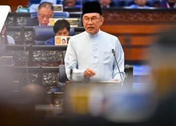 ANWAR Ibrahim membentangkan Belanjawan 2027 di Dewan Rakyat, semalam. - Gambar JABATAN PENERANGAN