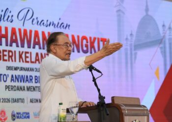 ANWAR Ibrahim semasa berucap pada Majlis Perasmian Skim Usahawan Bangkit Negeri Kelantan, di Kota Bharu, Kelantan hari ini. - UTUSAN/KAMARUL BISMI KAMARUZAMAN.