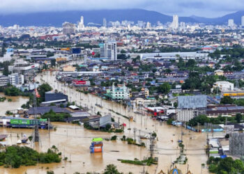 KAWASAN pelancongan yang terkenal dalam kalangan rakyat Malaysia iaitu Hat Yai di Wilayah Songkhla, Thailand berdepan banjir paling buruk tahun lalu. - GAMBAR FAIL