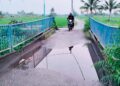 STRUKTUR jambatan yang senget mengundang bahaya kepada penduduk di Kampung Kok Bedollah, Jubakar Pantai Tumpat, Kelantan. – UTUSAN/ROHANA ISMAIL
