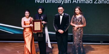 Nurulhidayah Ahmad Zahid menerima Anugerah Tokoh Wanita Tersohor dalam Kepimpinan Awam dan Komuniti.