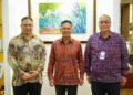 (DARI kiri) Arrifin Mohd. Ghani, Ketua Setiausaha Kementerian Belia dan Sukan, Datuk Rahimi Ismail dan Jefri Ngadirin dalam Majlis Serahan Surat di Menara KBS, Putrajaya, semalam. - IHSAN MSN