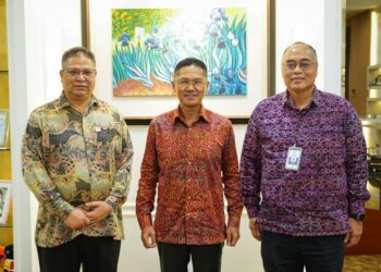 (DARI kiri) Arrifin Mohd. Ghani, Ketua Setiausaha Kementerian Belia dan Sukan, Datuk Rahimi Ismail dan Jefri Ngadirin dalam Majlis Serahan Surat di Menara KBS, Putrajaya, semalam. - IHSAN MSN