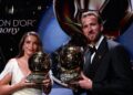 Pemain tengah Sepanyol dan Barcelona, Alexia Putellas yang diangkat sebagai pemain wanita terbaik dan Harry Kane bersama trofi Ballon d'Or di Palladium Theatre, London, semalam. - AFP