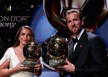 Pemain tengah Sepanyol dan Barcelona, Alexia Putellas yang diangkat sebagai pemain wanita terbaik dan Harry Kane bersama trofi Ballon d'Or di Palladium Theatre, London, semalam. - AFP