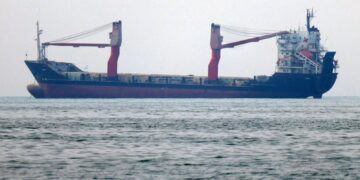 GAMBAR fail sebuah kapal dagang di Selat Hormuz. - AFP