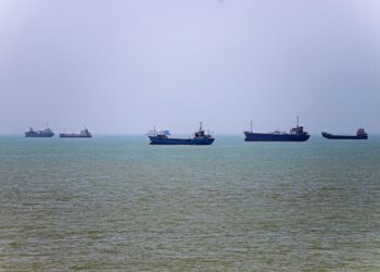 GAMBAR fail beberapa kapal berlabuh di Selat Hormuz. - AFP
