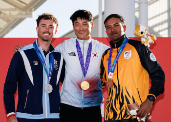 PEMENANG pingat ILCA 7 Sukan Asia Aichi-Nagoya, Nicholas Halliday (tengah), Jeemin Ha (kiri) dan Khairulnizam Mohd Afendy bergambar selepas perlumbaan akhir di Jepun. - Junichi Hirai