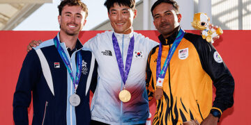 PEMENANG pingat ILCA 7 Sukan Asia Aichi-Nagoya, Nicholas Halliday (tengah), Jeemin Ha (kiri) dan Khairulnizam Mohd Afendy bergambar selepas perlumbaan akhir di Jepun. - Junichi Hirai