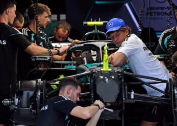 Kimi Antonelli memantau pasukan teknikal Mercedes AMG Petronas bekerja menyediakan kenderaannya semasa perlumbaan Grand Prix Bahrain di Litar Antarabangsa Sepang (SIC), sebelum ini. - UTUSAN/ASWAD YAHYA