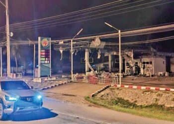SEBUTIR bom motosikal roda tiga diletupkan di hadapan stesen minyak PT di Ban Pulanibong, Mukim Cheh Heh, Tak Bai, Thailand. - IHSAN ISOC 4