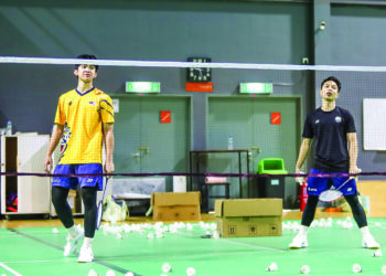 FAIQ Haziq Masawi (kiri) dan Arif Junaidi pada sesi latihan skuad badminton negara di Akademi Badminton Malaysia (ABM), Bukit Kiara, semalam.