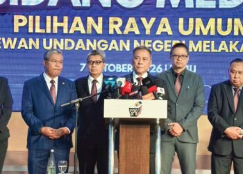 RAMLAN Harun (tengah) dalam sidang media Pilihan Raya Negeri (PRN) Melaka di Banda Hilir, Melaka, semalam.