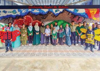 Mural yang menjadi antara tarikan popular bagi mengabadikan gambar kenangan di SM Holy Trinity Tawau termasuk dalam kalangan ibu bapa  – IHSAN SMHT