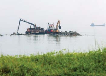 PEKERJA kontraktor giat melakukan kerja-kerja menyiapkan pembinaan pulau (breakwater) bagi persediaan menghadapi musim tengkujuh di Kampung Tanjung Batu Rakit, Terengganu. – UTUSAN/PUQTRA HAIRRY