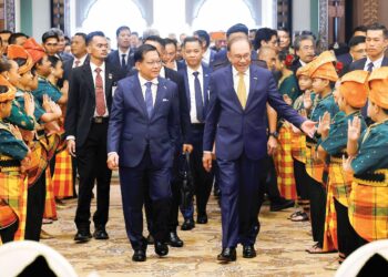 ANWAR Ibrahim mengiringi Min Aung Hlaing untuk jamuan makan tengah hari di Kompleks Seri Perdana, Putrajaya sempena lawatan kerja Presiden Myanmar ke Malaysia semalam. – BERNAMA