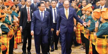 ANWAR Ibrahim mengiringi Min Aung Hlaing untuk jamuan makan tengah hari di Kompleks Seri Perdana, Putrajaya sempena lawatan kerja Presiden Myanmar ke Malaysia semalam. – BERNAMA
