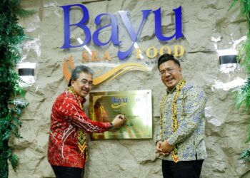 JOHARI Abdul Ghani diiringi Ketua Pegawai Eksekutif WNB Group, Mohd. Firdaus Jamaluddin menyempurnakan perasmian Bayu Seafood by White N Black di Taman Botani Perdana, Kuala Lumpur semalam. - UTUSAN/SHIDDIEQIIN ZON