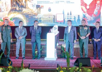 DR. Wan Azizah Wan Ismail (tengah) disaksikan Mohamed Khaled Nordin (tiga dari kiri) melakukan gimik Peluncuran Kempen Tabung Pahlawan 2026/2027 di Wisma Perwira ATM, Kuala Lumpur semalam. 
– UTUSAN/FARIZ RUSADIO