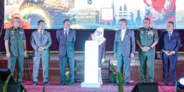 DR. Wan Azizah Wan Ismail (tengah) disaksikan Mohamed Khaled Nordin (tiga dari kiri) melakukan gimik Peluncuran Kempen Tabung Pahlawan 2026/2027 di Wisma Perwira ATM, Kuala Lumpur semalam. 
– UTUSAN/FARIZ RUSADIO