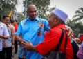 R. Ramanan (kiri) beramah mesra bersama penduduk dalam Program Madani Kita 2026 di Dewan Serbaguna Seksyen 7 Kota Damansara, semalam.-MINGGUAN/MUHAMAD IQBAL ROSLI