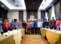 FADILLAH Yusof (tengah) bersama Muhyiddin Yassin (lapan dari kiri) pada Majlis Menandatangani CSA
di Parlimen, Kuala Lumpur semalam.