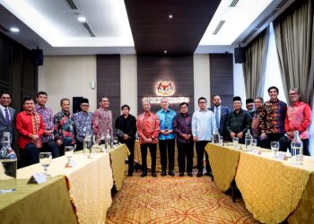 FADILLAH Yusof (tengah) bersama Muhyiddin Yassin (lapan dari kiri) pada Majlis Menandatangani CSA
di Parlimen, Kuala Lumpur semalam.