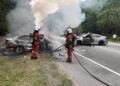 ANGGOTA bomba memadam kebakaran pada kereta yang terlibat kemalangan di Lebuh Raya Ipoh-Lumut, Ipoh hari ini.