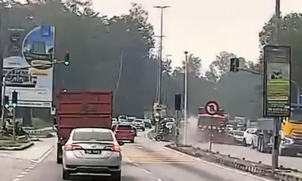 Lori rempuh kereta