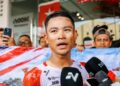 Pelumba Malaysia Pro Cycling, Izzat Hilmi ketika sidang media selepas melalui peringkat ketujuh laluan Melaka-Batu Pahat pada Le Tour de Langkawi (LTdL) 2026 di Jalan Rahmat Batu Pahat di sini, hari ini.Gambar ISKANDAR ISHAK