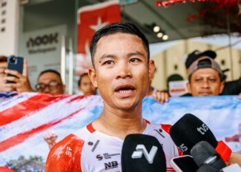 Pelumba Malaysia Pro Cycling, Izzat Hilmi ketika sidang media selepas melalui peringkat ketujuh laluan Melaka-Batu Pahat pada Le Tour de Langkawi (LTdL) 2026 di Jalan Rahmat Batu Pahat di sini, hari ini.Gambar ISKANDAR ISHAK