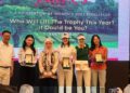 TUNKU Azizah Aminah Maimunah Iskandariah (tiga dari kiri) berkenan bergambar bersama Kelly Tan (dua dari kanan) dan pasukannya selepas muncul juara dalam asingan Pro-Am di The Mines Resort & Golf Club, Seri Kembangan, kelmarin. Turut serta pengasas The Mines Resort & Golf Club, Tan Sri Lee Kim Yew (kiri).