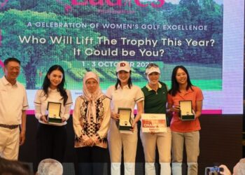 TUNKU Azizah Aminah Maimunah Iskandariah (tiga dari kiri) berkenan bergambar bersama Kelly Tan (dua dari kanan) dan pasukannya selepas muncul juara dalam asingan Pro-Am di The Mines Resort & Golf Club, Seri Kembangan, kelmarin. Turut serta pengasas The Mines Resort & Golf Club, Tan Sri Lee Kim Yew (kiri).