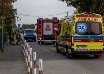 SEBUAH ambulans ditempatkan di Sekolah Rendah John Paul II di Leszczydol-Nowiny. - AFP