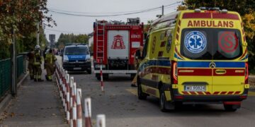 SEBUAH ambulans ditempatkan di Sekolah Rendah John Paul II di Leszczydol-Nowiny. - AFP