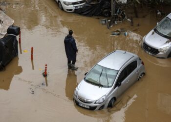 SEBUAH kereta terjejas akibat banjir di Istanbul. - AFP