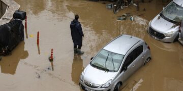 SEBUAH kereta terjejas akibat banjir di Istanbul. - AFP