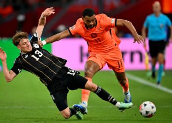Cody Gakpo (kanan) antara pemain yang baru pulih daripada kecederaan semasa tugasan antarabangsa memikul tugas berat menentang Brighton, malam ini. - AFP