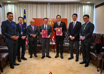 NGA Kor Ming dan Azemoto menunjukkan memorandum kerjasama yang dimeterai di Parlimen, kelmarin.