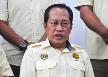 AHMAD Maslan semasa sidang akhbar selepas menyaksikan Majlis Penyerahan Perdana Projek Siap jkr Melaka kepada KPM di SMK Durian Tunggal, Melaka hari ini. UTUSAN/AMRAN MULUP