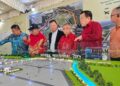 SAARANI Mohamad (tiga dari kanan) melihat model pelan tapak KIC pada majlis pecah tanah di Parit Buntar hari ini. - UTUSAN/WAT KAMAL ABAS