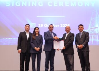 RAFE Haneef (tiga dari kiri) bersama Lim Kang Hoo pada majlis pemeterian kemudahan pembiayaan RM1.025 bilion antara Kumpulan MBSB dan Ekovest Holdings.