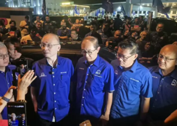 Para pemimpin MCA telah bertindak keluar dari majlis Barisan Nasional yang diadakan bagi mengumumkan calon-calon untuk pilihan raya Melaka akan datang, dengan menyatakan bahawa parti itu tidak akan menerima keputusan yang dibuat tanpa persetujuan mereka.