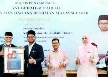 ZULKIFLI Hasan (dua dari kiri) pada Majlis Penyampaian Anugerah & Hadiah Sastera Dan Bahasa Budiman Malaysia 2026 (HASBUDI) 1.0  di UPSI Tanjung Malim hari ini.